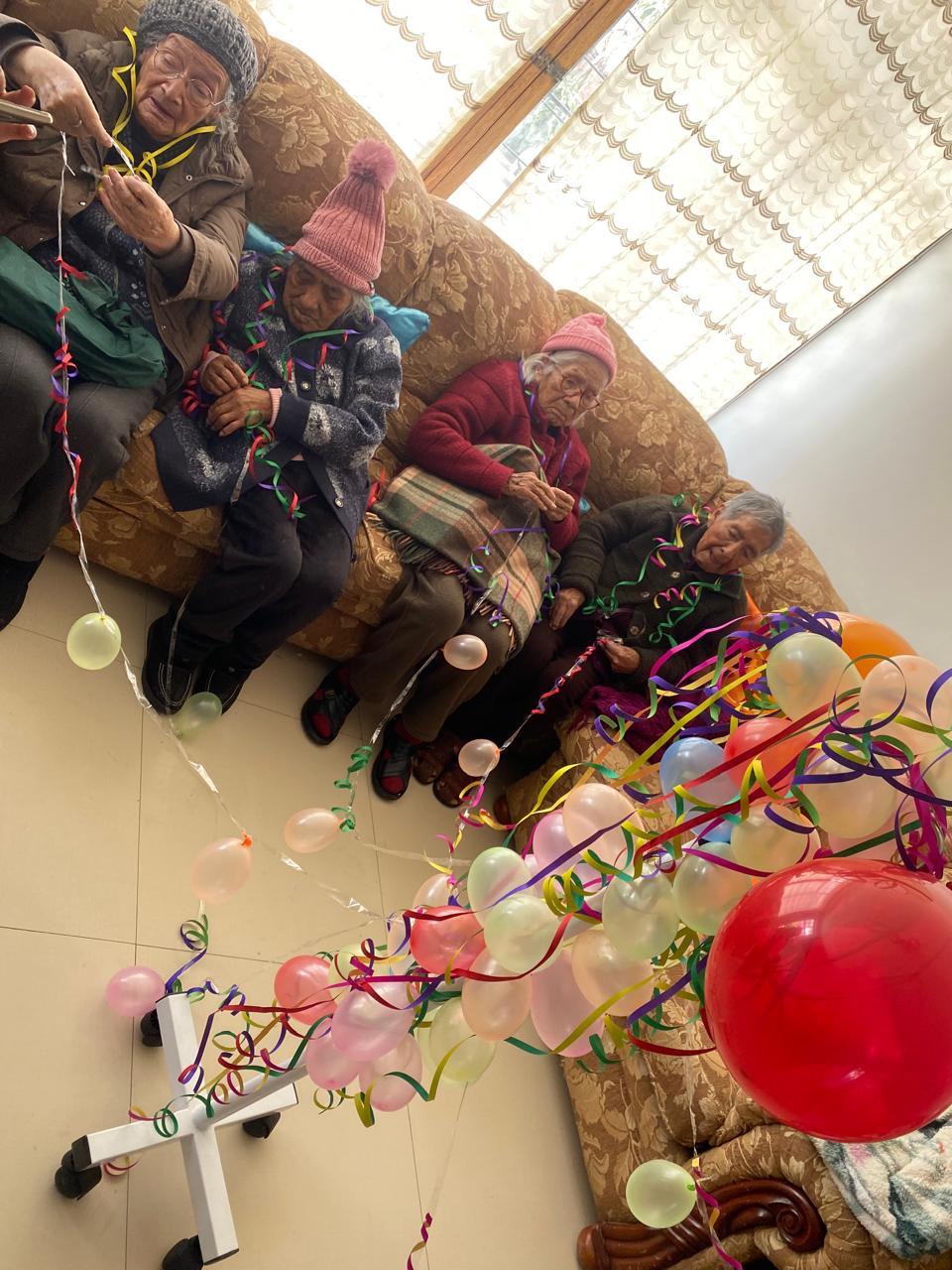 Residentes celebrando una fiesta con globos y música