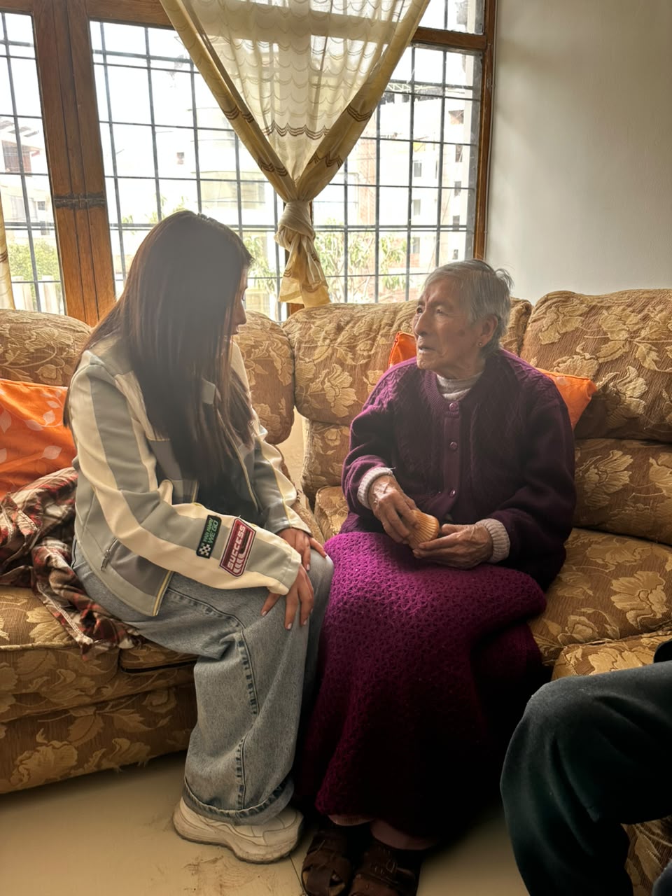 Residentes participando de un taller de entretenimiento