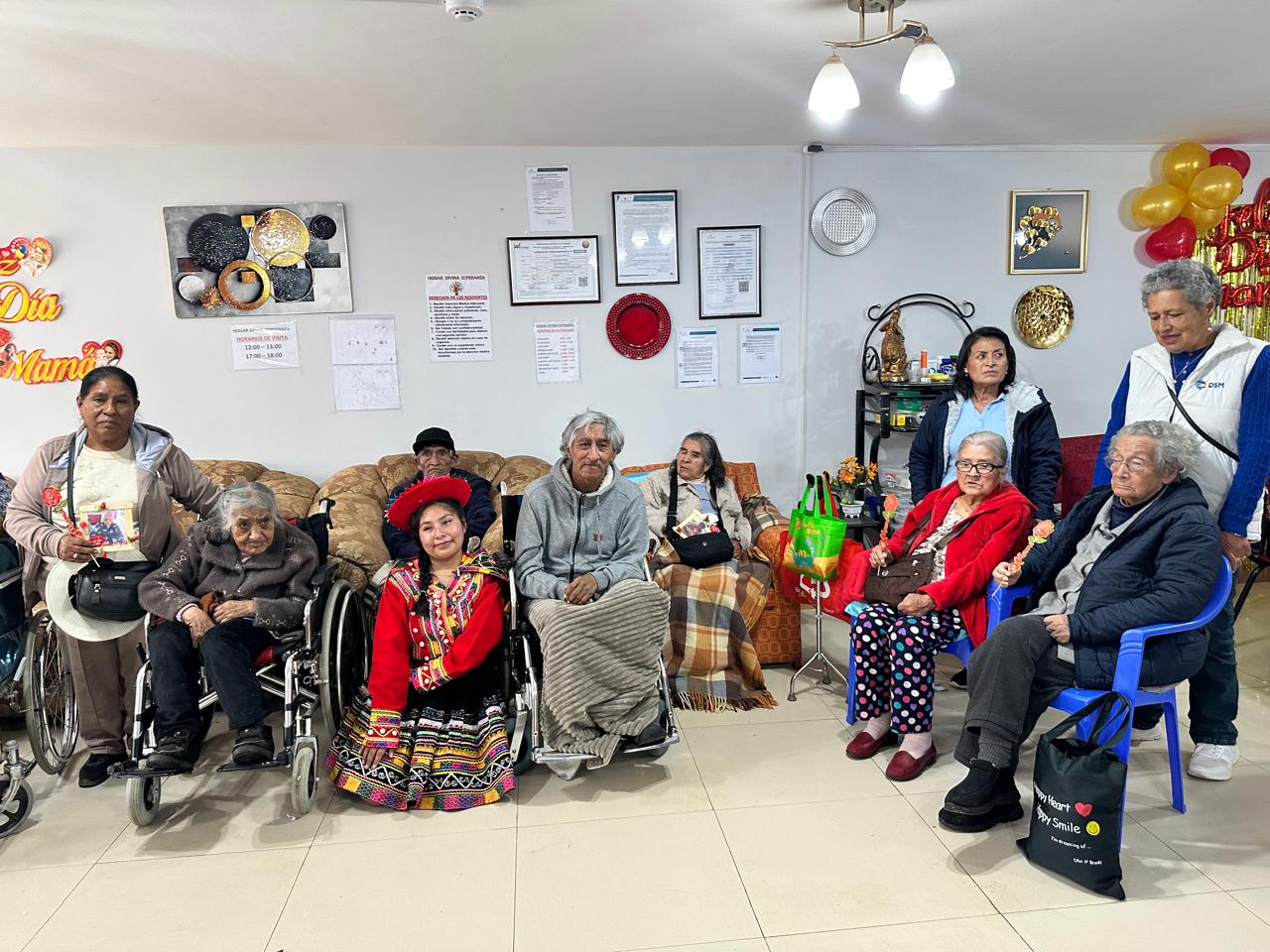 Residentes reunidos junto a sus familias en una visita especial