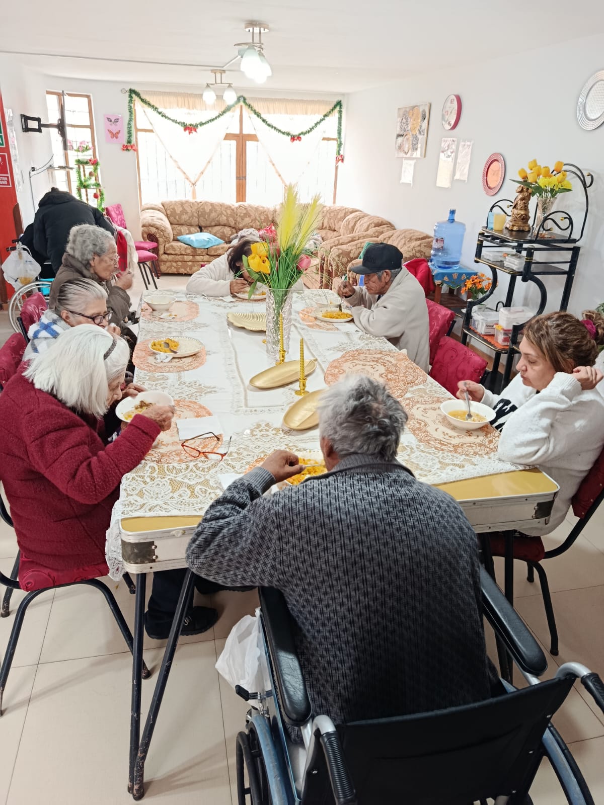 Residentes compartiendo un almuerzo en el comedor de la casa hogar