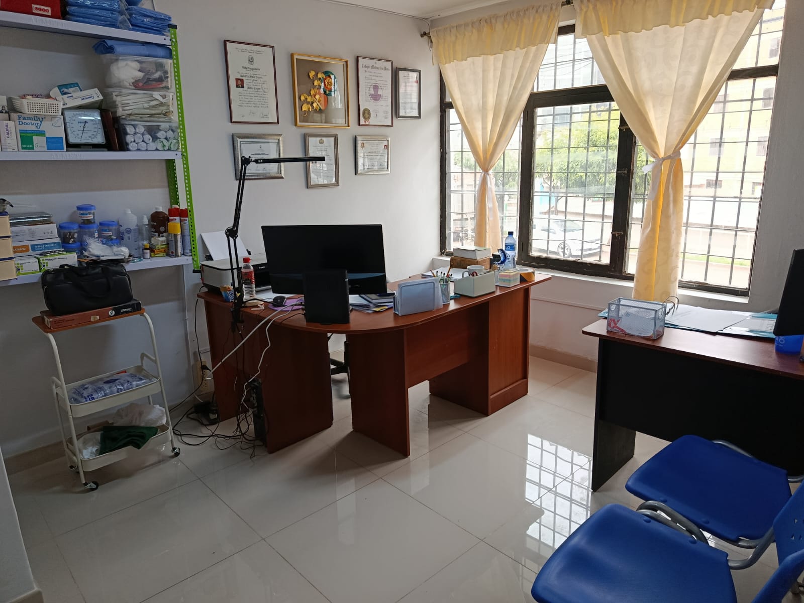 Consultorio médico equipado dentro del centro