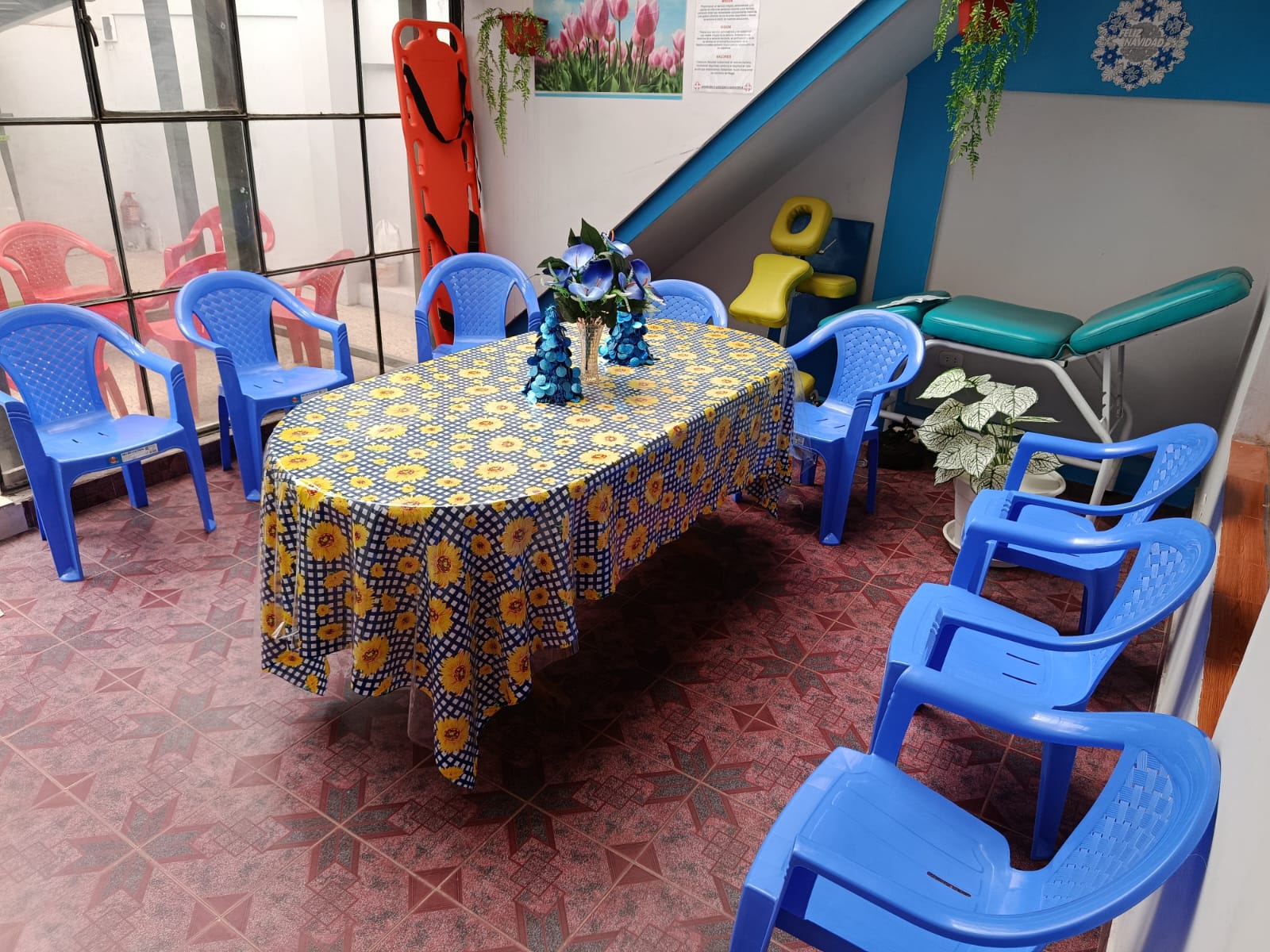 Patio interior con mesas y sillas para socializar