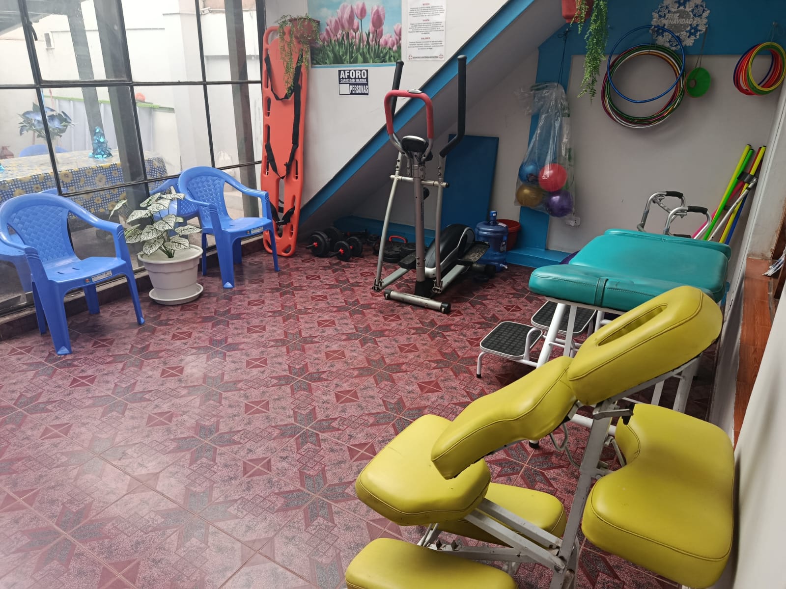 Área de rehabilitación con equipos de fisioterapia