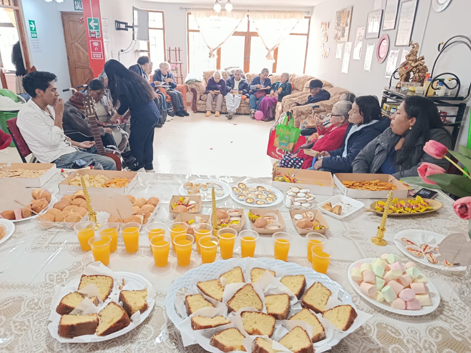 Sala social donde los residentes comparten momentos y celebraciones