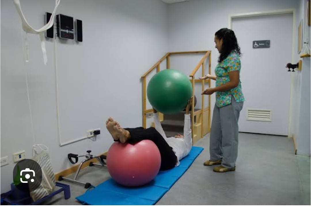 Sesión de fisioterapia con pelotas terapéuticas