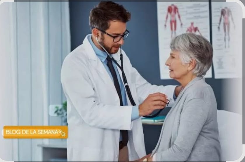 Médico geriatra revisando a un paciente