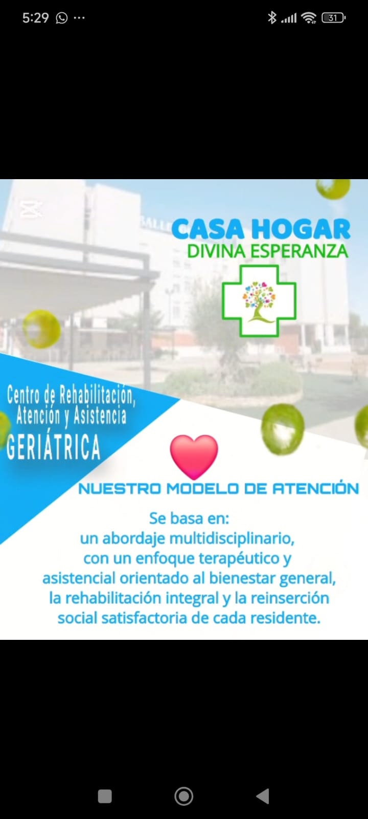 Adulta mayor armando un rompecabezas junto a su cuidadora