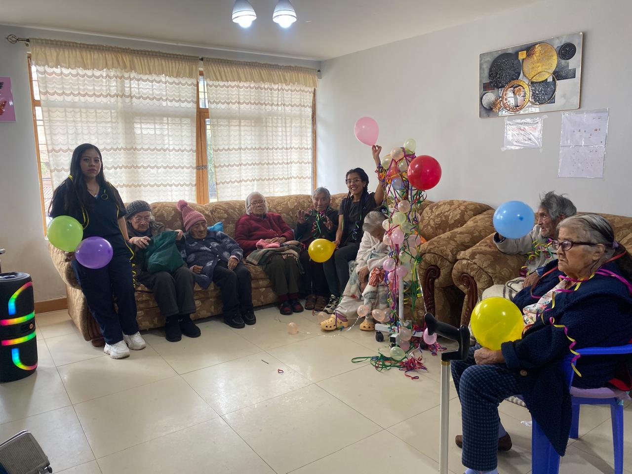 Terapeuta recreativo compartiendo una actividad de estimulación con los residentes